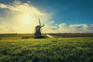 Een molen in een Nederlands landschap als afbeelding bij een blog over korting AOW in verband met buitenlandjaren