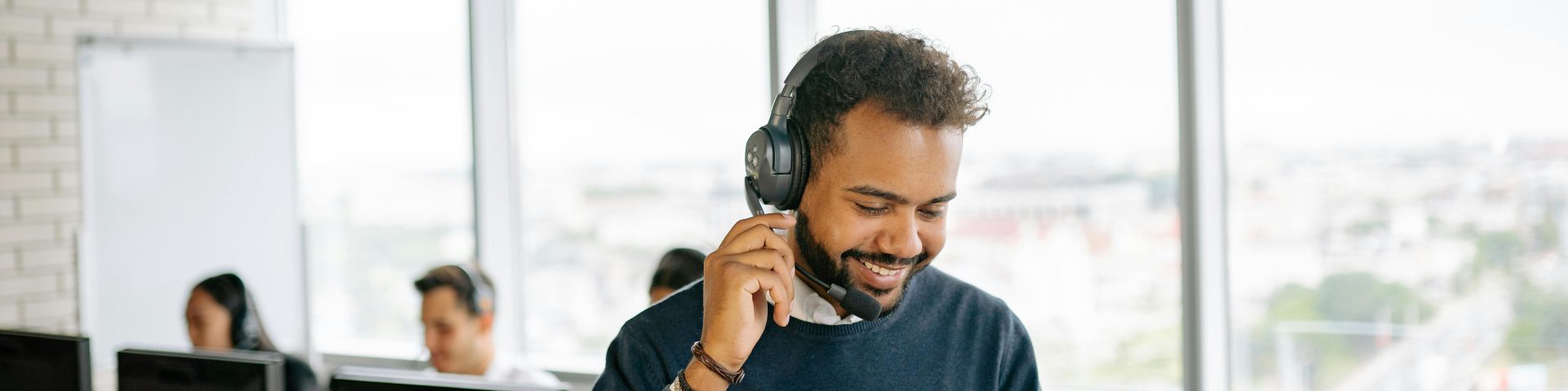 man in een callcenter als illustratie bel niet je werkgever als je met pensioen gaat