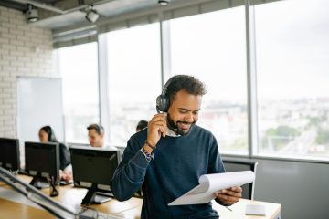 man in een callcenter als illustratie bel niet je werkgever als je met pensioen gaat