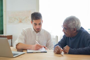 2 mensen in een adviesgesprek aan een tafel pensioen bedrag ineens