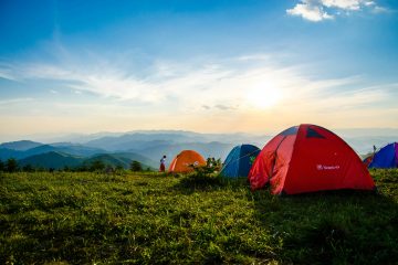 tenten op een berg als illustratie bij een blog over vakantiedagen laten uitbetalen