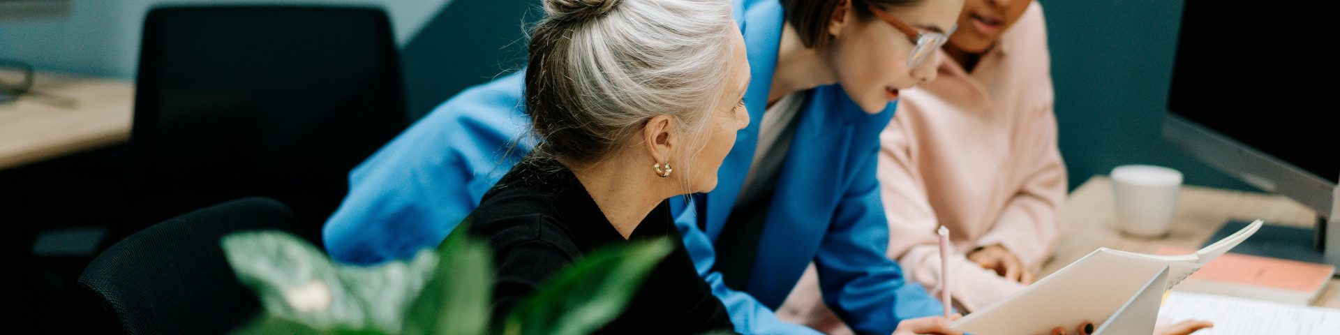 3 vrouwen achter een computer als afbeelding bij een blog over AOW-bedragen per 1 juli 2025