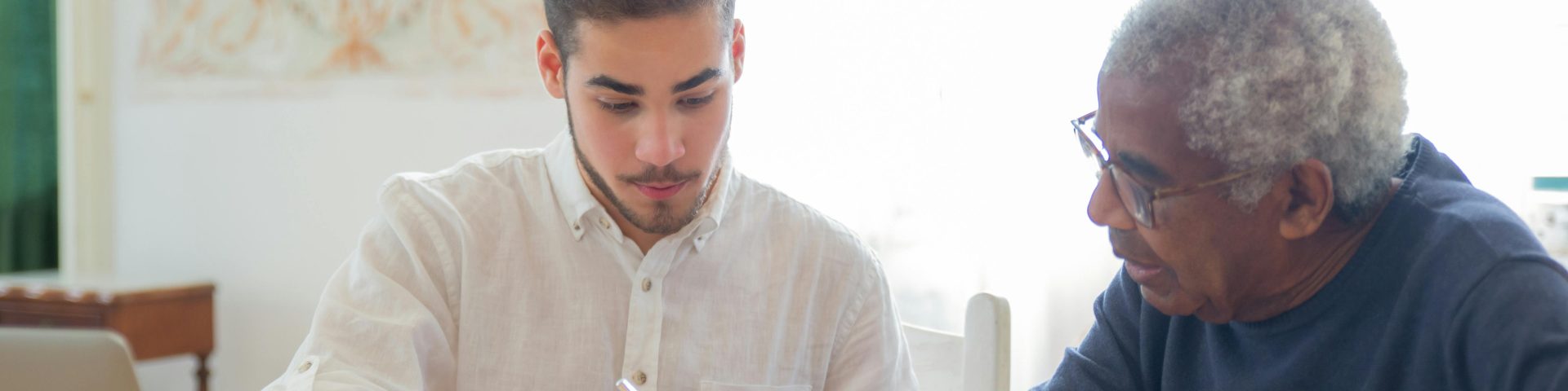 Man krijgt advies - een afbeelding bij een blog over pensioenkeuzes