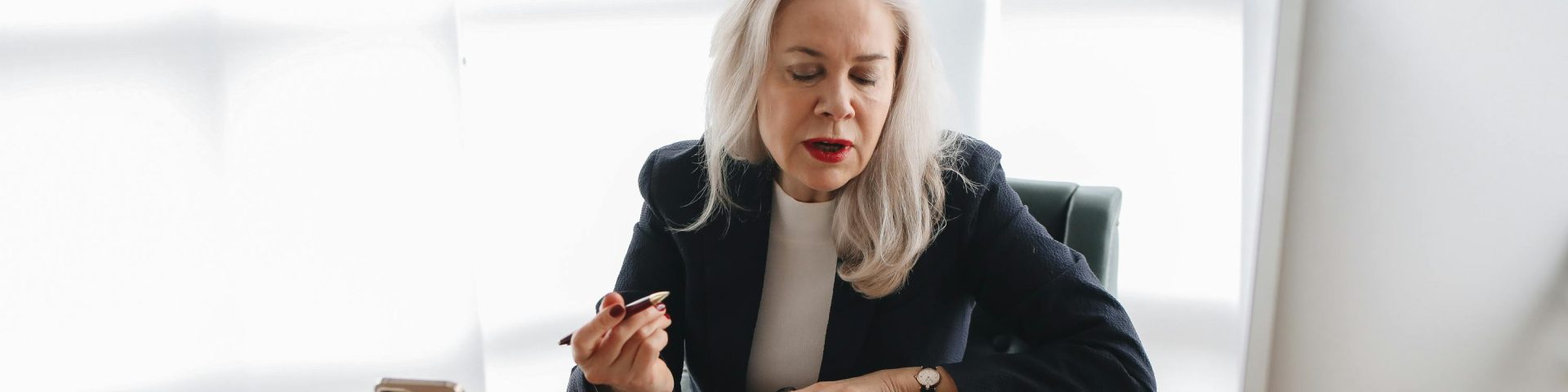 Oudere dame aan bureau bij blog wat te doen bij pensioenfouten