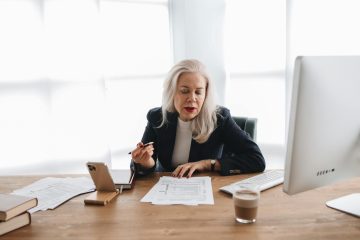 Oudere dame aan bureau bij blog wat te doen bij pensioenfouten
