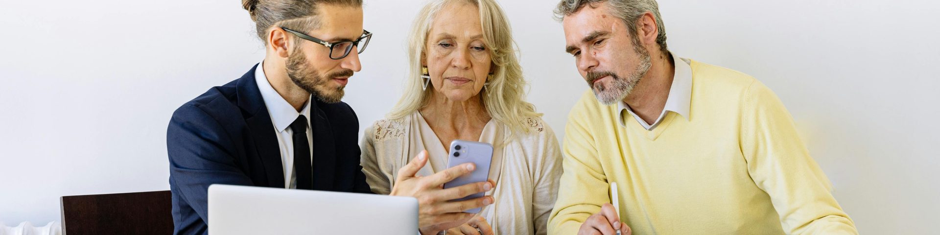 mensen krijgen advies over eerder stoppen met werken en de financiële gevolgen