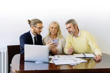 mensen krijgen advies over eerder stoppen met werken en de financiële gevolgen