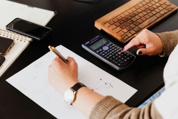 Vrouw maakt een berekening op papier als illustratie bij een blog over eerder met pensioen gaan en je pensioen niet meteen laten ingaan