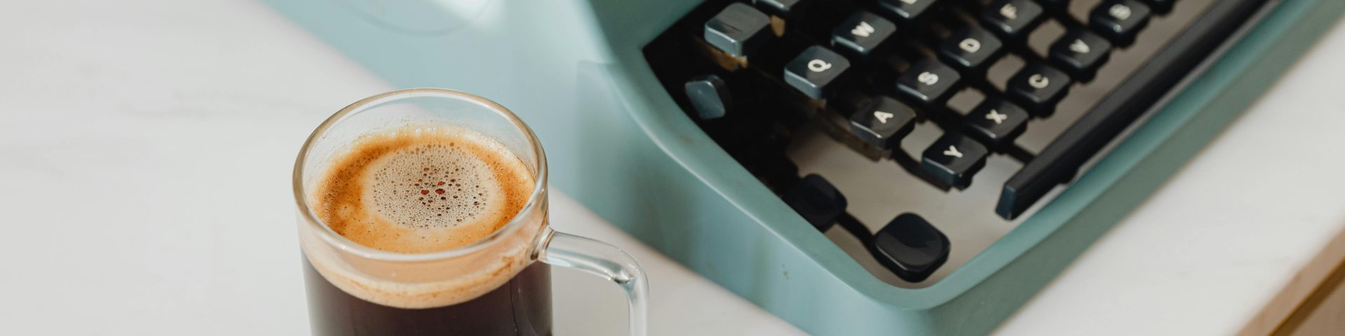 foto van een typemachine als afbeelding bij perscontact