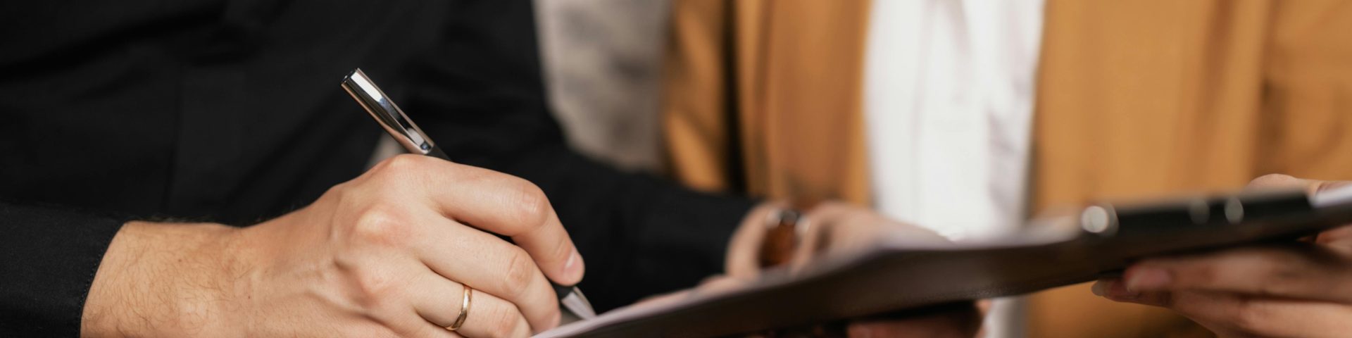 check een document op een clipboard als illustratie bij doorwerken en check je pensioen