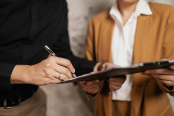 check een document op een clipboard als illustratie bij doorwerken en check je pensioen