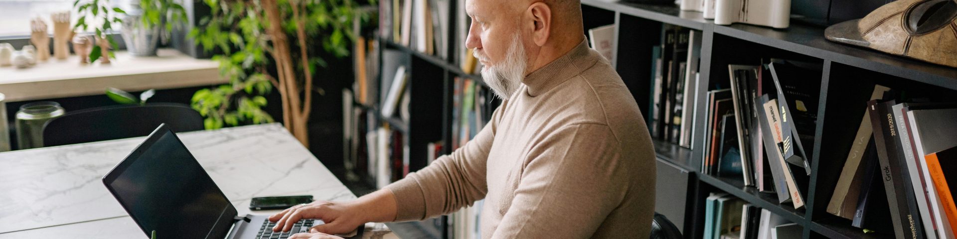 man achter een computer als afbeelding bij een blog over besparen en eerder met pensioen