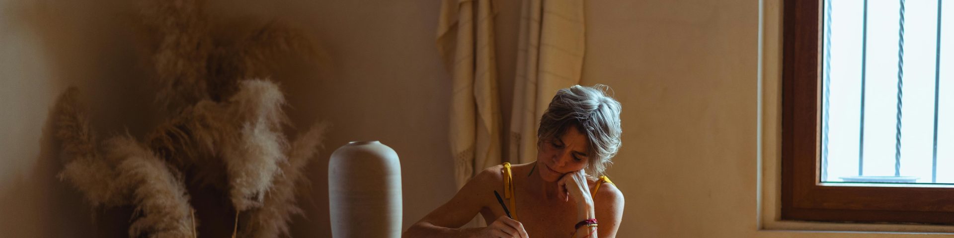 vrouw aan tafel aow bedragen 2026