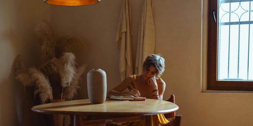 vrouw aan tafel aow bedragen 2026