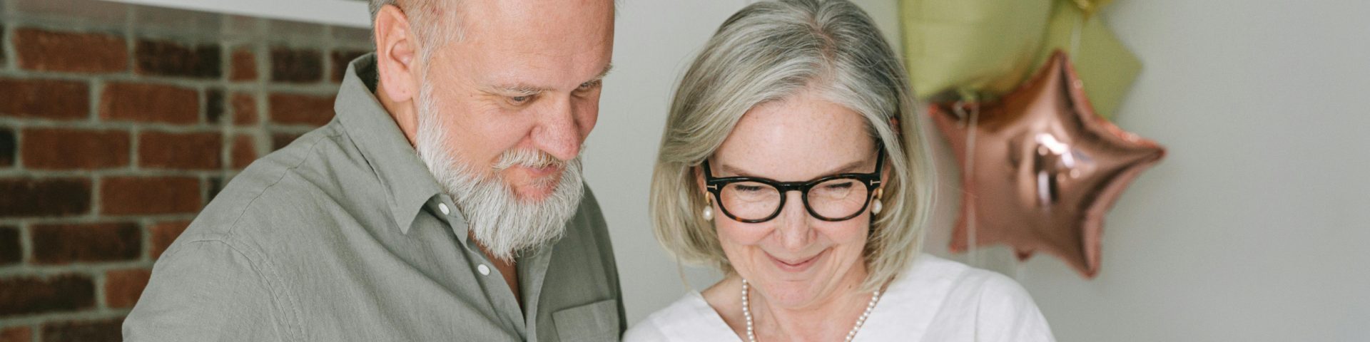 twee oudere mensen kijken op hun telefoon als illustratie bij een blog over de AOW-leeftijd 2031