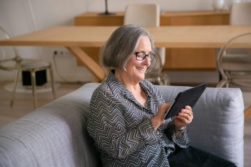 vrouw leest op een ipad over het nieuwe pensioen