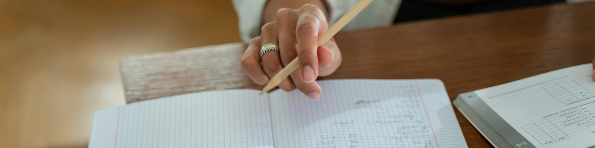 vrouw maakt berekening als illustratie bij een blog over compensatie en invaarbonus