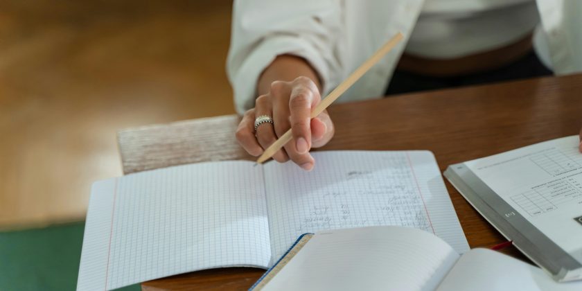 vrouw maakt berekening als illustratie bij een blog over compensatie en invaarbonus