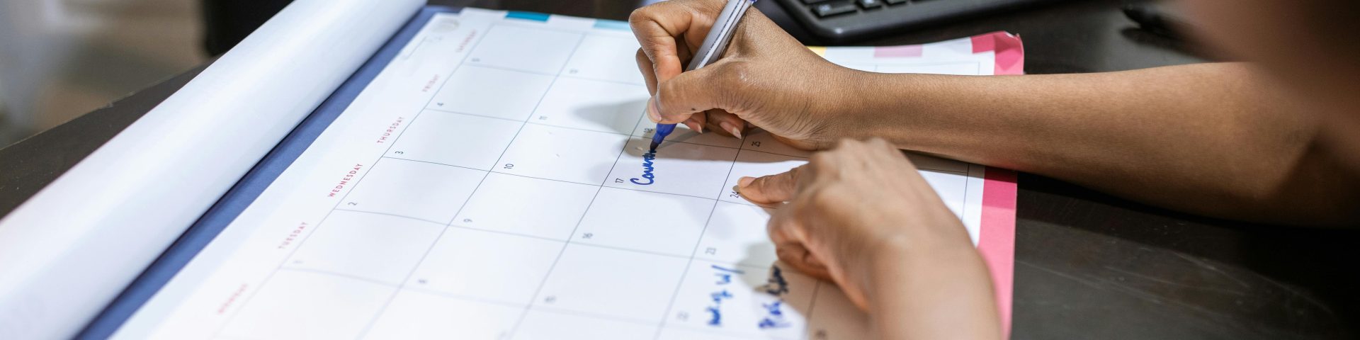 iemand schrijft op een kalender als illustratie bij een blog over de AOW-leeftijd op basis van de kabinetsplannen